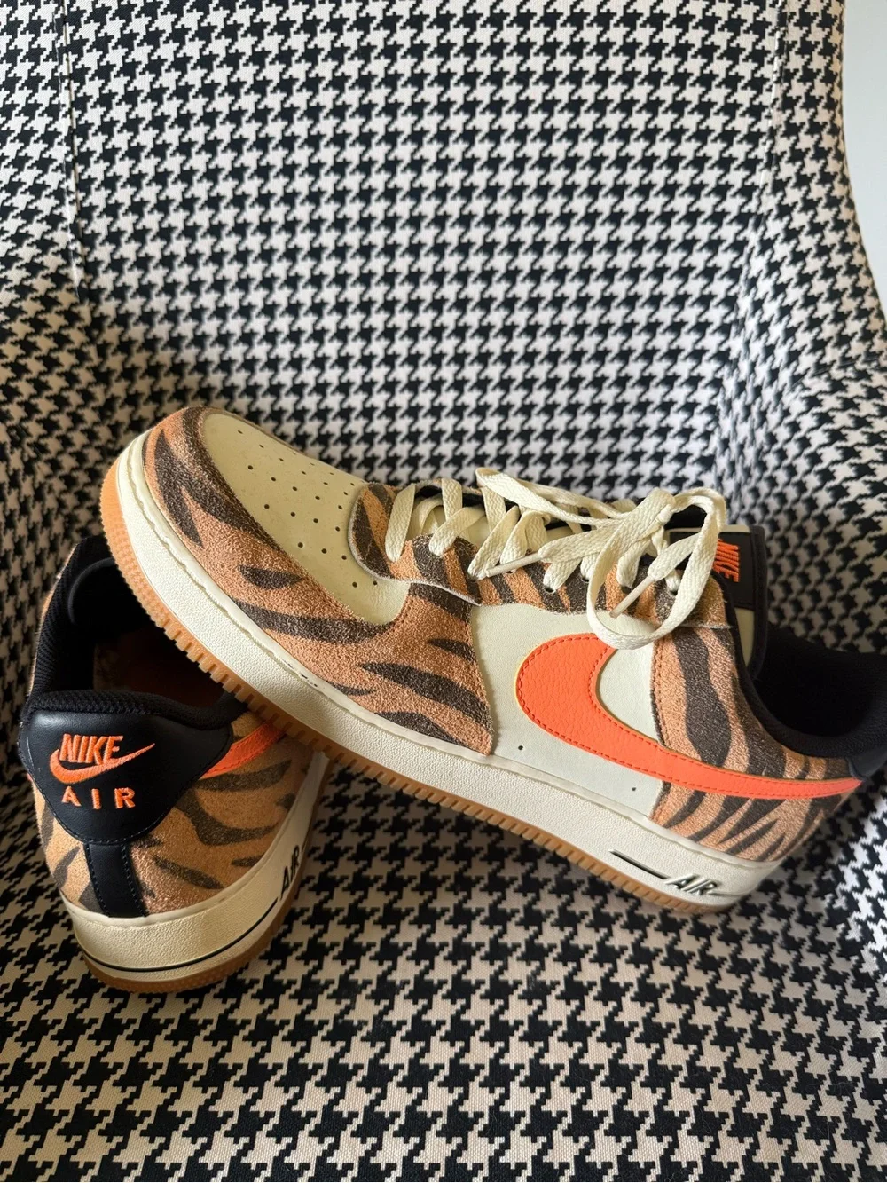 Nike Air Force One Low - Sneakers — Cream, Orange & Brown Tiger Pattern